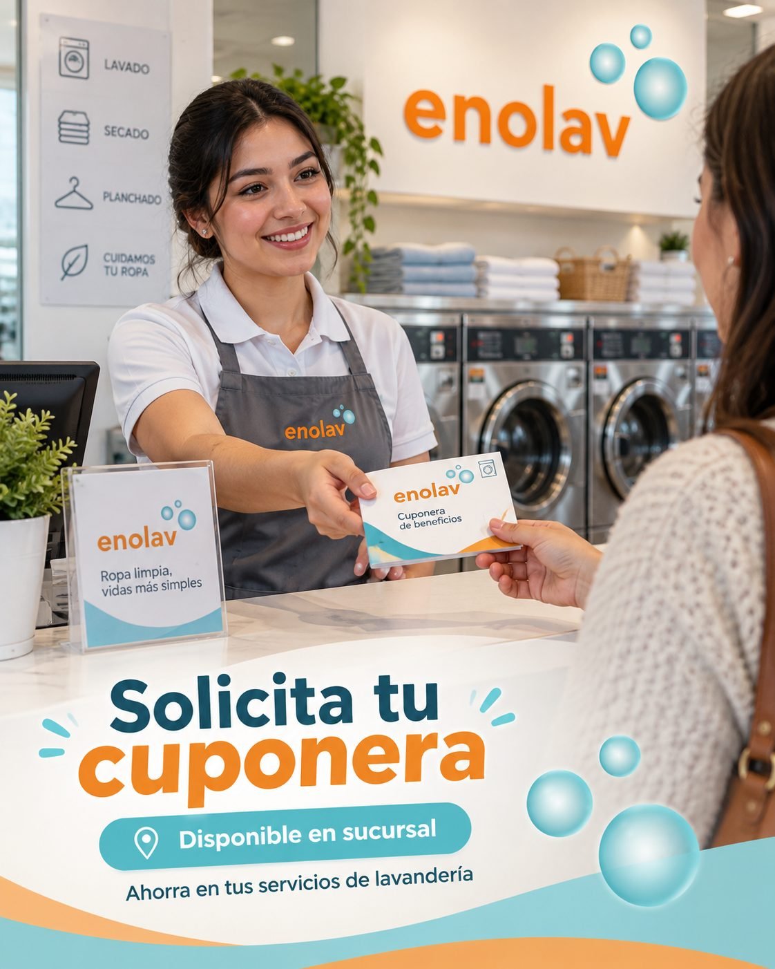 Empleada de enolav entregando la cuponera de beneficios a una clienta