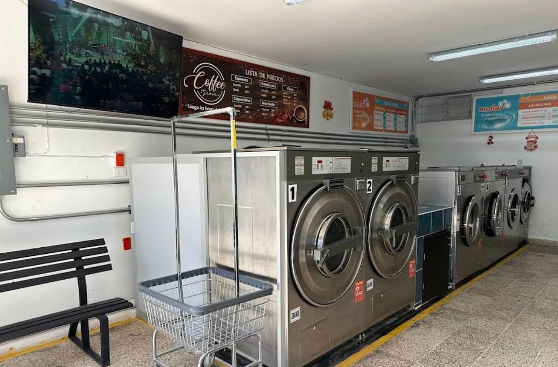 Lavadoras 1, 2 y 3 junto al letrero de la cafetería, sucursal Benito Juárez