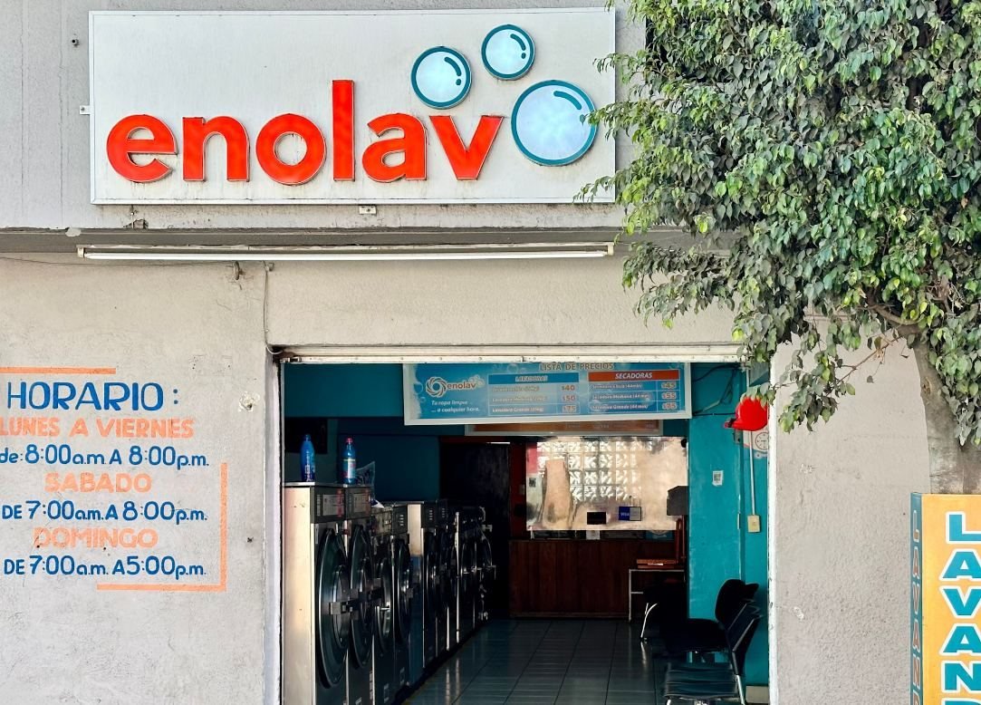 Fachada de la sucursal enolav Cuauhtémoc, con el horario pintado en la pared